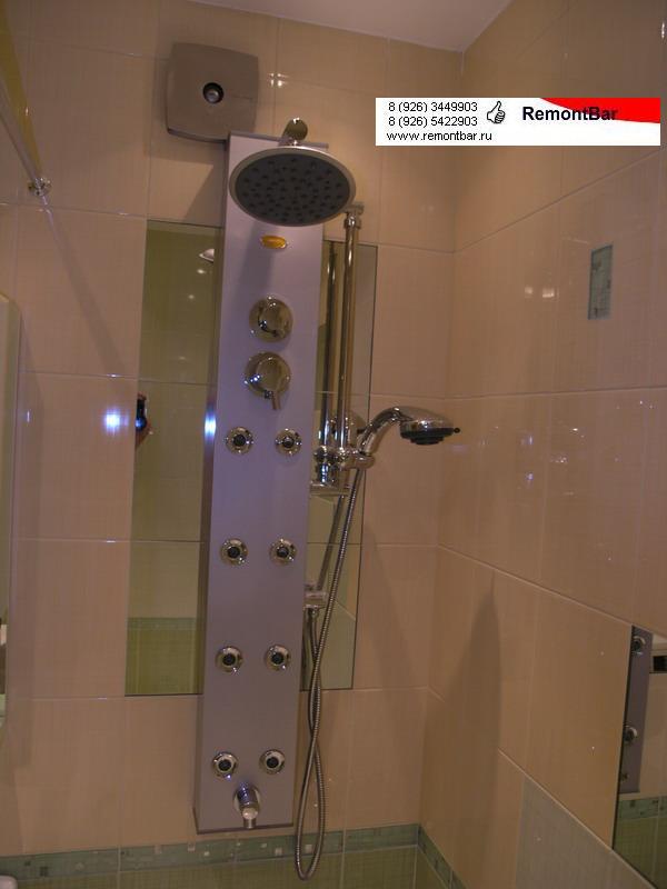 В отделке ванной комнаты наряду с керамической плиткой использованы зеркальные элементы аналогичного размера, выполненные по индивидуальному заказу