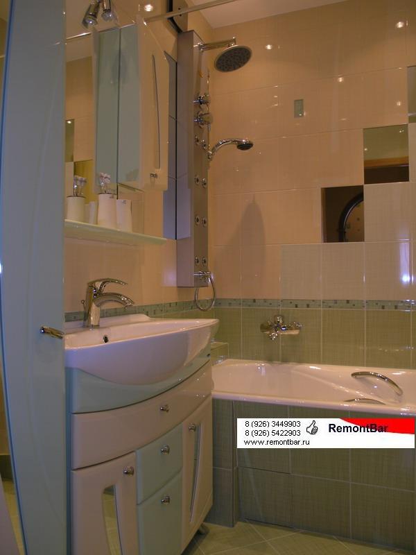 Немного нестандартных размеров ванная комната (173 х 210 см) в типовом доме.