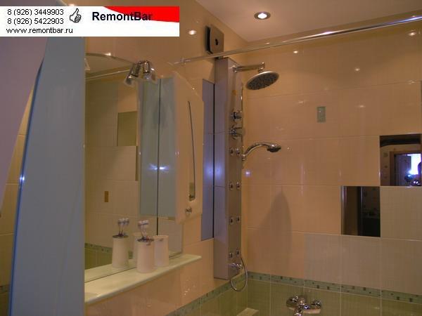 Над ванной установлены душевая панель с гидромассажем + обычный смеситель для удобства 