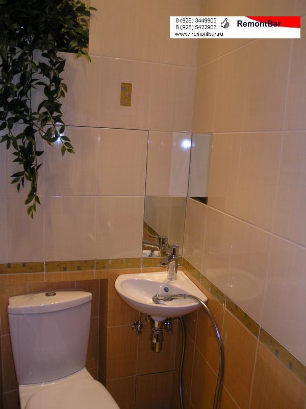 Смеситель раковины туалетной комнаты устроен так, что он же включает и гигиенический душ