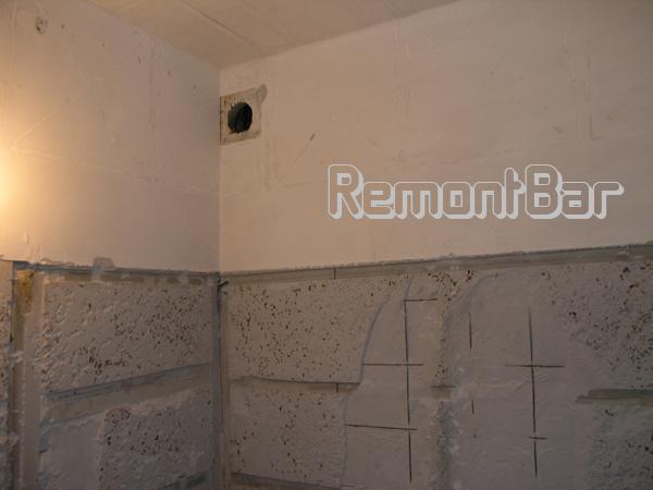 Стены очищаем от старой краски, снимаем плиты оргалита, которыми была отделана ванна. 