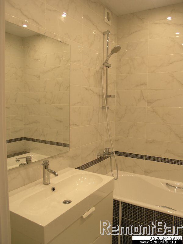 В ванной комнате все более чем традиционно - чугунная ванна, большая раковина на подвесной тумбе, полотенцесушитель и стиральная машина