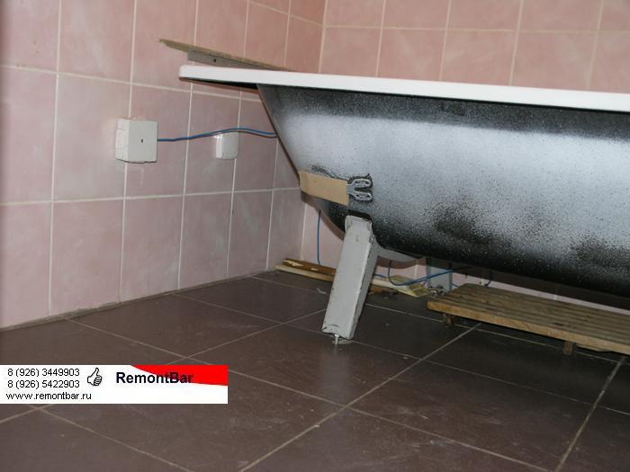 Обратите внимание на розетку для стиральной машины- она спрятана под ванной.