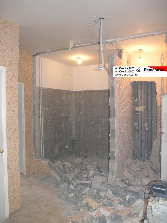 Перегородки между санузлом и коридором и между ванной и туалетом были демонтированы