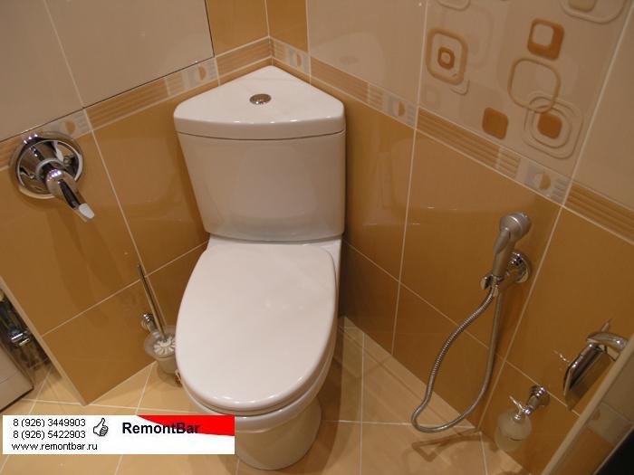Туалетная комната 160х150 см. В комнате установлены угловой унитаз, гигиенический душ и стиральная машина.