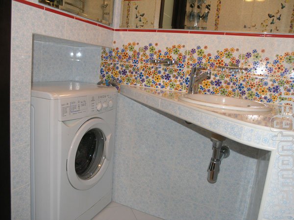 Ниша, в которой установлена стиральная машина, выносит ее в коридор, значительно экономя место в ванной.