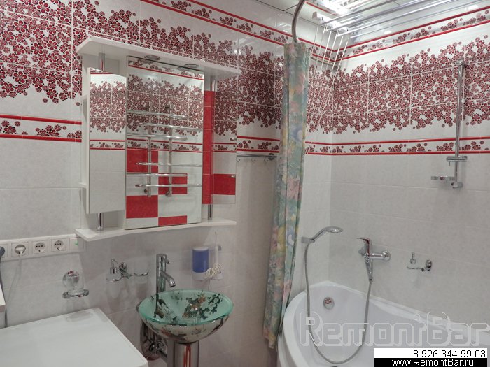 Ванная комната, отремонтированная компанией RemontBar, пр-т Вернадского, Москва. Потолок зеркальный. Керамическая плитка Керама Марацци. Большая угловая акриловая ванна, стеклянная круглая раковина - чаша.