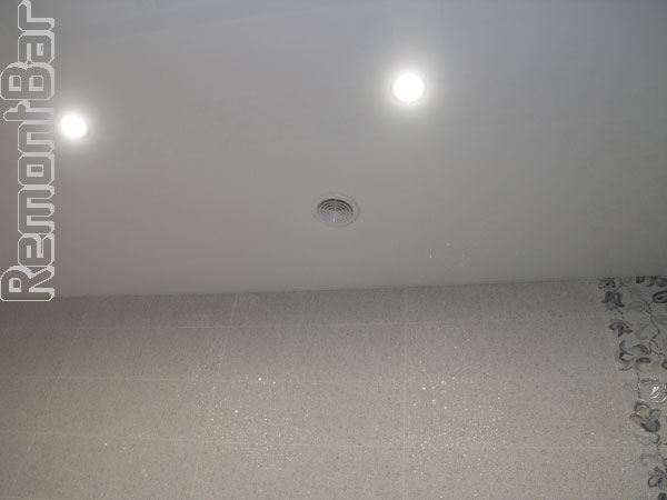 Вентиляционная решетка. Расположена прямо на потолке. Всего в ванной их две. Вентилятор бесшумный, расположен в соседнем помещении. 