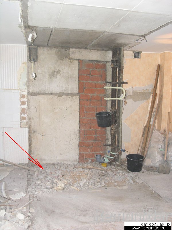 Демонтирована сантехкабина полностью - и стены и поддон. Санузел будет расширен за счет коридора