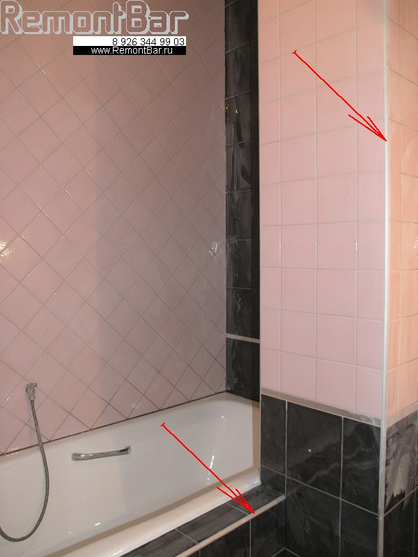 Металлическая раскладка (матовый аллюминий) на внешних углах ванной комнаты. Выбор обусловлен серой металлической вставкой-бордюром, который заказчик подобрал для разделения черного и розового фонов