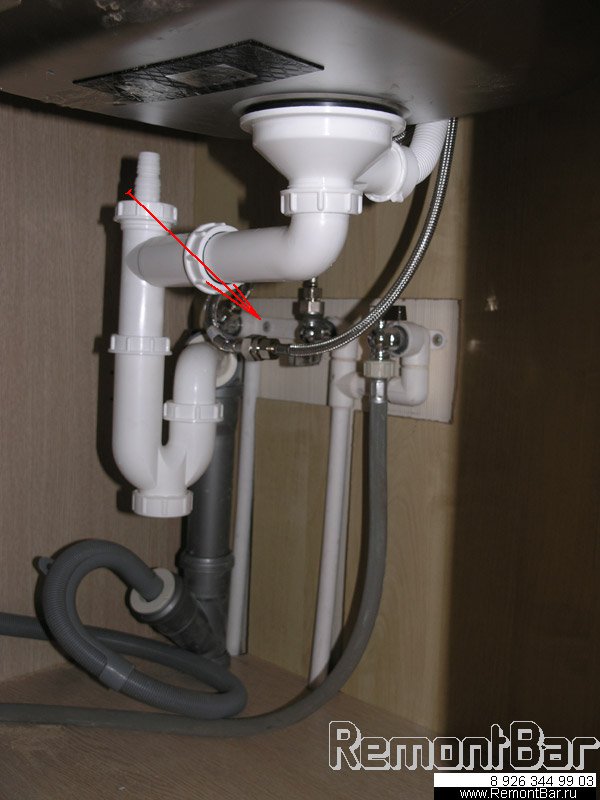 Подключение воды и канализации под раковиной в кухне. Для посудомойки предусмотрена отдельная канализация и водоподача