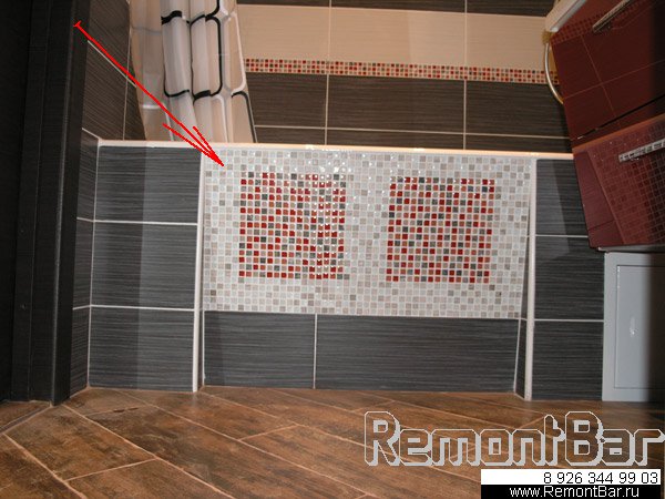 Декоративная вставка из мозаики на экране ванной
