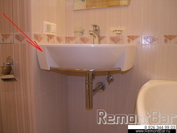 Подвесная раковина с полотенцедержателем в ванной комнате. Декоративный хромированный сифон