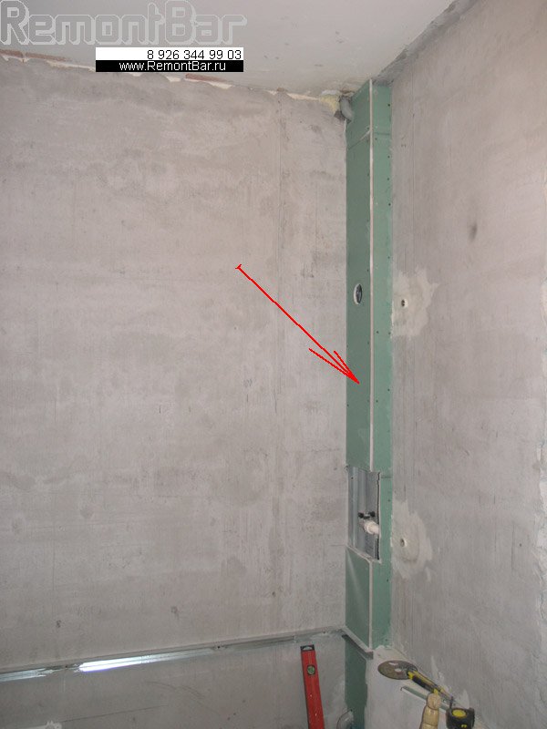 Стояк горячей воды расположен в противоположном углу от сантехшкафа. Инженер ЖЕКа запретил переносить брубу и прятать ее в стену. Поэтому мы спрятали ее в короб, который в дальнейшем облицевали плиткой